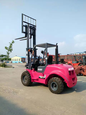 Amélioration de la productivité du chariot élévateur tout-terrain pour augmenter la capacité de stockage en permettant des solutions de stockage verticales